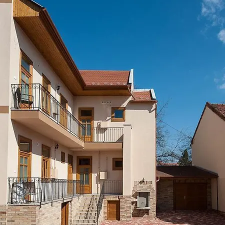 ゲストハウス Csanabella House